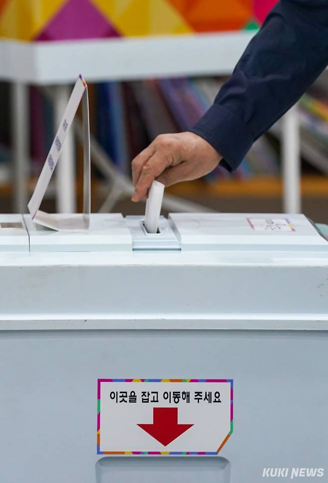 16일 서울 구로구 구로아트밸리 1층 로비에 마련된 투표소에서 한 시민이 투표하고 있다.