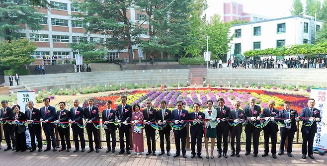 학교법인 우송학원은 창립 70주년을 맞아 16일 오후 우송도서관 앞에서 '우송글로벌동산'을 개원했다. 우송대