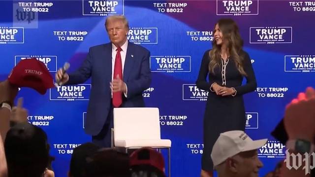 트럼프 전 대통령이 15일(현지시간)에 열린 타운홀 미팅에서 갑자기 질의 응답을 멈추고 음악을 요청해 춤을 추던 모습. 워싱턴포스트 영상 캡처