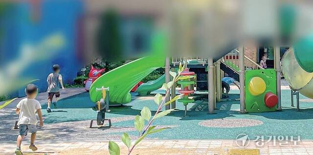 경기도내 유치원 놀이터에서 발암물질인 PAHs와 성조숙증 및 자폐 유발 가능성이 있는 프탈레이트가 기준치 이상 검출됐다. 사진은 경기도내 한 유치원의 탄성포장재 놀이터. 조주현기자