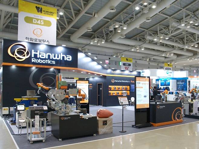 한화로보틱스의 제품이 웰딩코리아 2024 전시장의 부스에 전시돼있다. [한화로보틱스]