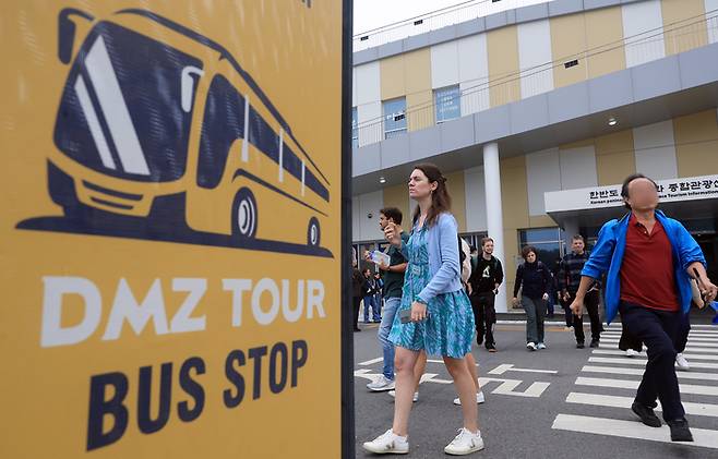 16일 경기도 파주 임진각 평화누리공원에서 외국인 관광객들이 비무장지대(DMZ)를 관광하기 위해 버스로 이동하고 있다. 북한이 지난 15일 경의선·동해선 남북 연결 도로 일부 구간을 폭파하면서 중단됐던 경기·강원지역 안보 관광은 이날 오전 9시부터 신속하게 재개됐다. [사진=뉴스1]