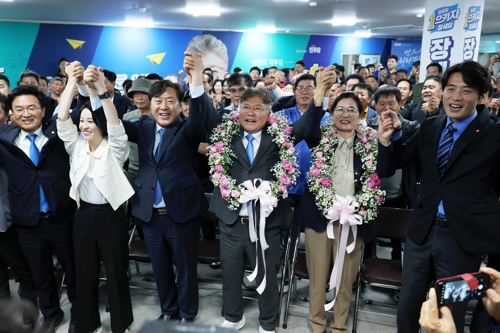 10ㆍ16 재ㆍ보궐선거가 실시된 16일 오후 전남 영광군수 재선거에서 당선이 확실시된 더불어민주당 장세일 후보가 배우자 정수미 씨와 영광읍 선거사무소에서 지지자에게 인사하고 있다. [사진 출처 = 연합뉴스]