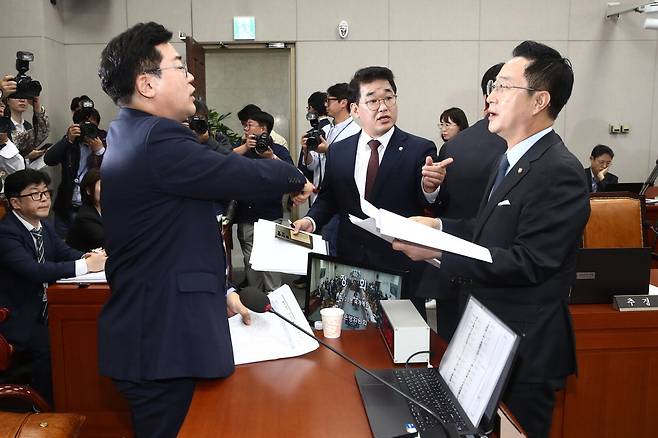 국회 운영위원회 여당 간사인 배준영 국민의힘 원내수석부대표(가운데)가 16일 운영위 전체회의에서 국정감사 증인 채택과 관련해 운영위원장인 박찬대 더불어민주당 원내대표(왼쪽)와 박성준 민주당 원내수석부대표에게 항의하고 있다. 뉴스1