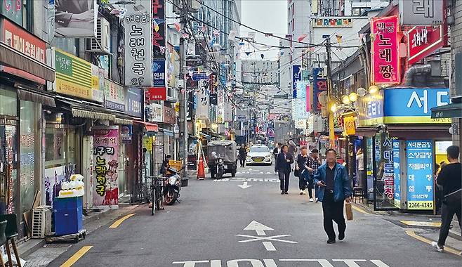 충무로 상권은 노포를 중심으로 대학생을 위한 ‘가성비 맛집’이 뒤를 받친다. 사진은 충무로역 뒤편 거리 모습. (반진욱 기자)