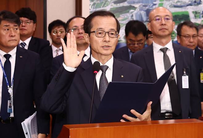 손태락 한국부동산원 원장이 개별공시지가와 주택가격을 산정하는 시스템의 신뢰성이 낮다는 지적에 대해 검증을 강화하겠다고 약속했다. 사진은 손 원장이 16일 서울 여의도 국회 국토교통위원회에서 열린 국정감사에 출석해 증인 선서를 한 모습. /사진=뉴스1