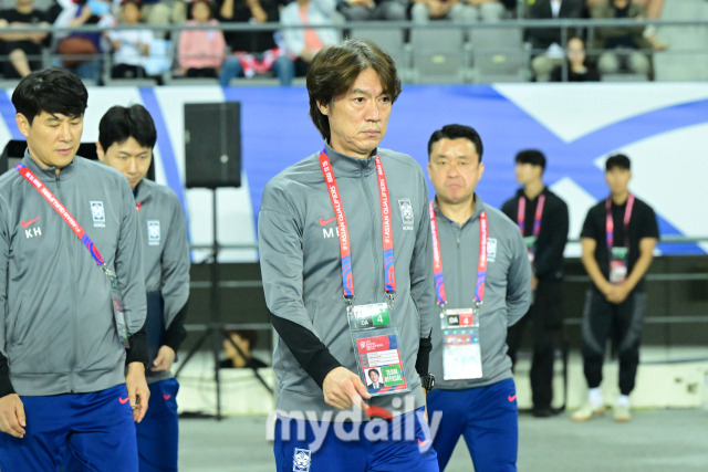 15일 오후 경기도 용인 미르스타디음에서 진행된 '2026 국제축구연맹(FIFA) 북중미 월드컵 아시아 지역 3차 예선 B조 4차' 대한민국-이라크와의 경기에서 축구대표팀이 홍명보 감독이 벤치를 향하고 있다. / 용인 = 곽경훈 기자