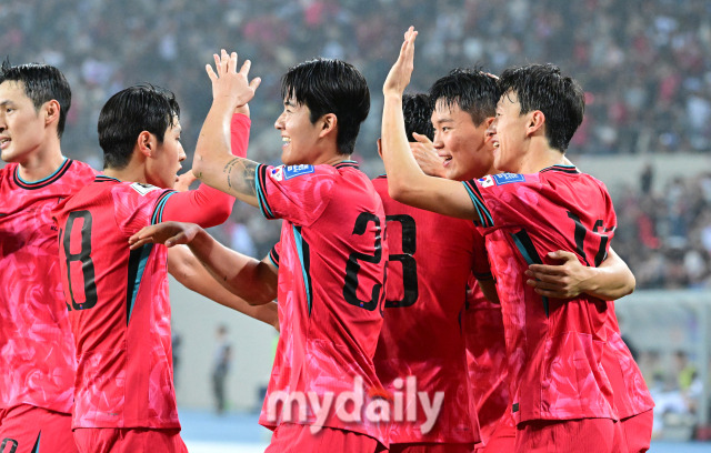 15일 오후 경기도 용인 미르스타디음에서 진행된 '2026 국제축구연맹(FIFA) 북중미 월드컵 아시아 지역 3차 예선 B조 4차' 대한민국-이라크와의 경기에서 후반 이재성이 세 번째 골을 넣은 뒤 기뻐하고 있다./ 용인 = 곽경훈 기자