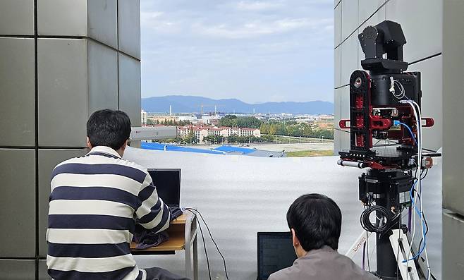 한화시스템이 광주과학기술원 고등광기술연구소에서 ISL 중거리 통신 시연을 수행하고 있다. [한화시스템 제공]