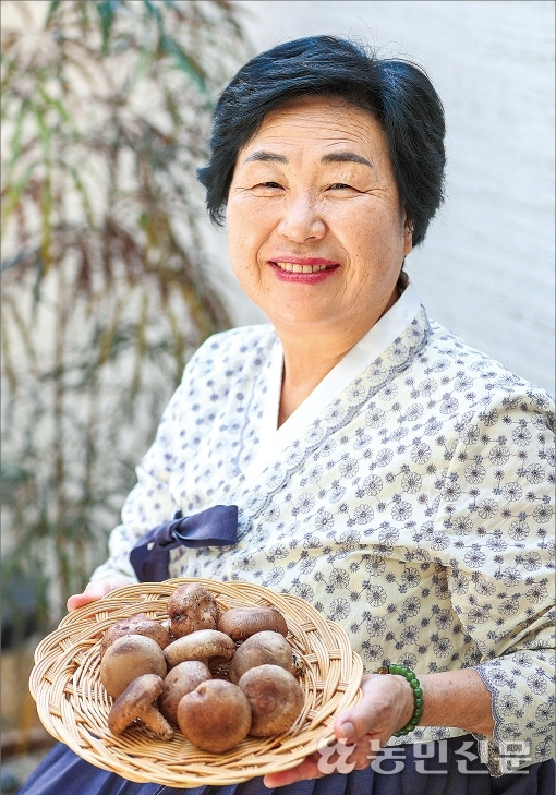 인기 요리 경연 예능 ‘흑백요리사’에 출연해 한식의 멋을 선보인 이영숙 셰프가 직접 재배한 표고버섯을 보여주며 밝게 웃고 있다.