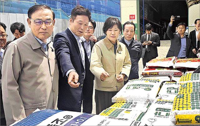 송미령 농림축산식품부 장관(앞줄 왼쪽 세번째)이 5월17일 세종시 남세종농협 비료 판매장에서 신상철 남세종농협 조합장(〃첫번째부터), 김창수 남해화학 대표, 이승호 한국농축산연합회장(〃네번째) 등과 함께 비료를 살펴보고 있다.