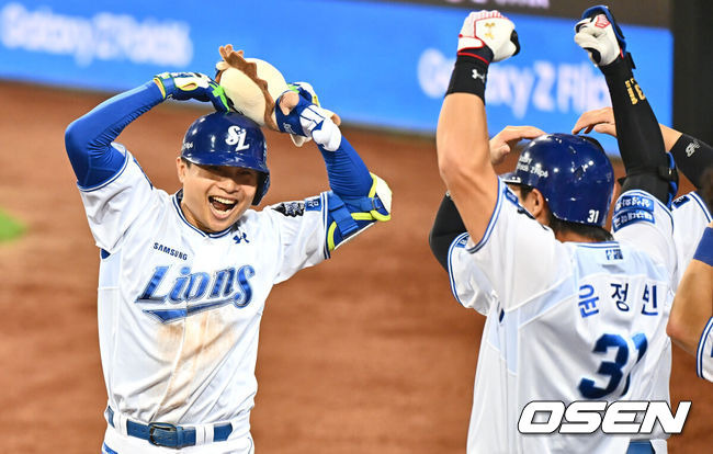 [OSEN=대구, 이석우 기자] 15일 대구 삼성라이온즈파크에서 2024 신한 SOL뱅크 KBO 포스트시즌 플레이오프 삼성 라이온즈와 LG 트윈스의 2차전 경기가 열렸다. 홈팀 삼성은 원태인를 선발로, 방문팀 LG는 손주영을 선발로 투입했다.삼성 라이온즈 김헌곤이 5회말 2사 1루 좌월 2점 홈런을 치고 기뻐하고 있다. 2024.10.15 / foto0307@osen.co.kr