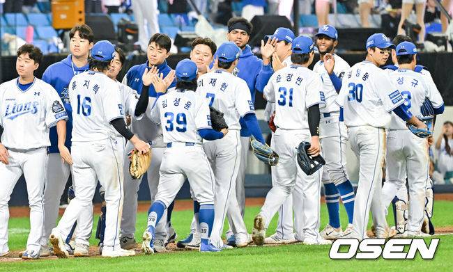 [OSEN=대구, 박준형 기자] 프로야구 삼성 라이온즈가&nbsp;LG 트윈스 상대로 1~2차전을 모두 승리했다.&nbsp;삼성은&nbsp;15일 대구 삼성라이온즈파크에서 열린 2024 KBO리그 포스트시즌 플레이오프(5전 3선승제) 2차전에서&nbsp;LG에 10-5로 승리했다.경기종료 후 삼성 선수들이 승리의 기쁨을 나누고 있다.   2024.10.15 / soul1014@osen.co.kr