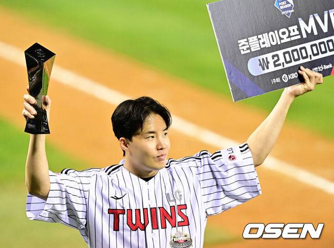 [OSEN=잠실, 지형준 기자] 프로야구&nbsp;LG 트윈스가 KT 위즈의 기적을 잠재웠다.&nbsp;프로야구 LG는&nbsp;11일 서울 잠실구장에서 열린 2024 KBO리그 포스트시즌&nbsp;준플레이오프(5전 3선승제) 최종 5차전에서 KT를 4-1로 꺾고 시리즈 성적 3승 2패로&nbsp;플레이오프 진출 티켓을 거머쥐었다.LG 임찬규가 준플레이오프 MVP에 선정되며 기뻐하고 있다. 2024.10.11 / jpnews@osen.co.kr