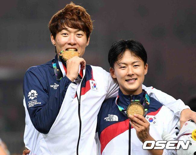 [OSEN=보고르(인도네시아), 이대선 기자] 시작은 미약했지만 그 끝은 창대했다.김학범호의 와일드 카드 공격수 황의조(감바 오사카)에게 꼭 어울리는 문구다.&nbsp;김학범 감독이 이끄는 아시안게임 남자 축구대표팀은 1일(한국시간) 밤 인도네시아 보고르 파칸사리 스타디움서 열린 2018 자카르타-팔렘방 아시안게임 남자 축구 결승전서 일본과 연장 혈투 끝에 2-1로 승리했다. 연장 전반 3분 이승우의 천금 선제골과 연장 전반 11분 황희찬의 결승골을 더해 금메달을 확정지었다.경기 후 한국 와일드카드 조현우-손흥민-황의조가 금메달엘 깨물고 있다.한국 황의조와 이승우가 기념촬영을 하고 있다./ sunday@osen.co.kr