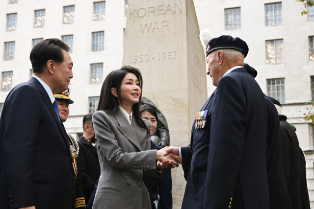 ▲영국을 국빈 방문한 윤석열 대통령과 김건희 영부인이 런던 한국전 참전 기념비에서 영국군 한국전 참전용사들과 인사하고 있다. ⓒ연합뉴스