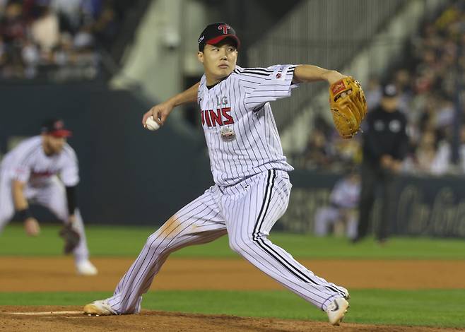 지난 11일 송파구 잠실야구장에서 열린 프로야구 '2024 신한 SOL 뱅크 KBO 포스트시즌' 준플레이오프 5차전 kt 위즈와 LG 트윈스의 경기, 7회초 LG 선발 임찬규가 역투하고 있다. 뉴스1