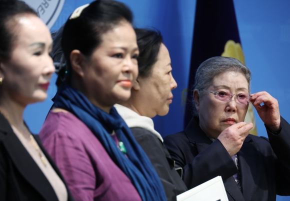 14일 국회 소통관에서 신영희(오른쪽) 판소리 명창이 양문석 의원 규탄 기자회견 도중 눈물을 닦고 있다. 2024.10.14 연합뉴스