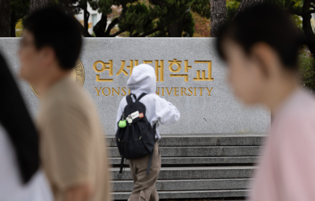 (연세대학교 수시모집 자연계열 논술시험 고사장에서 문제지가 예정된 시간보다 일찍 배부되는 사고가 발생했다. 온라인 커뮤니티에서는 시험 전 문제 유출 의혹이 불거졌고 학교 측은 자체 조사 결과 "사실이 아니다"라는 공식 입장을 밝혔다. 지난 12일 열린 2025학년도 수시모집 자연계열 논술고사 시험장에서 시험 시작 약 1시간 전 문제지가 미리 교부됐다. 당초 시험 시작 시간은 오후 2시였으나 해당 고사장 감독관들은 1시로 착각하고 5분 전인 12시 55분에 시험지와 답안지 그리고 연습지를 배부한 것이다. 사진은 14일 오후 서울 서대문구 연세대학교의 모습. 뉴스1