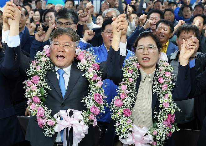 10월16일 오후 전남 영광군수 재보궐선거에서 당선이 확실시된 더불어민주당의 장세일 후보가 배우자 정수미 씨와 영광읍 선거사무소에서 지지자에게 인사하고 있다. ⓒ연합뉴스