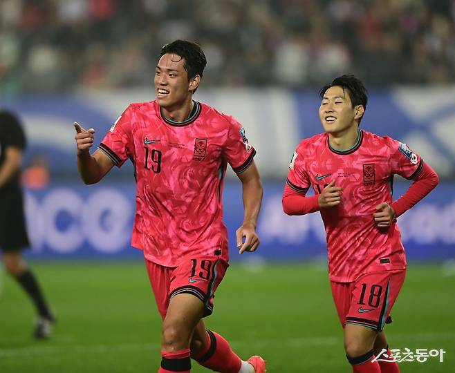 축구국가대표팀 공격수 오세훈(왼쪽)이 15일 용인미르스타디움에서 열린 이라크와 2026북중미월드컵 아시아 최종예선 홈 4차전에서 전반 막판 선제골을 터트린 뒤 이강인의 축하를 받고 있다. 둘은 ‘젊어진’ 대표팀의 주축이다. 용인｜주현희 기자 teth1147@donga.com