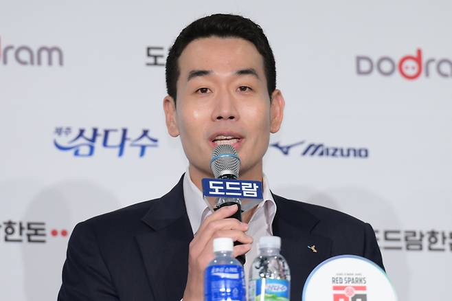 고희진 정관장 감독이 16일 서울 더케이호텔에서 열린 도드람 2024~2025 V리그 여자배구 미디어데이에서 포부를 밝히고 있다. 한국배구연맹(KOVO) 제공