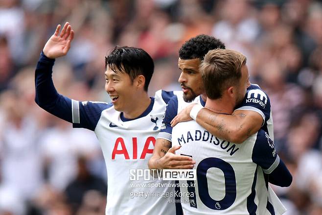 ▲&nbsp;스페인 언론 '카탈루냐 라디오'는 16일(한국시간) "바르셀로나가 손흥민을 자유계약(FA)으로 영입하는 방안을 고려하고 있다. 한지 플릭 감독은 이미 손흥민에 대해 많은 걸 알고 있다. 감독도 손흥민의 합류를 긍정적으로 볼 것이다"라고 보도했다.&nbsp;스페인 매체 '엘 나시오날'도 바르셀로나의 스포츠 디렉터 데쿠가 손흥민 영입을 위한 협상을 이미 시작했다고 밝혔다. 바르셀로나는 최근 심각한 재정 문제로 인해 대규모 이적료를 지불하는 대신 FA 시장에서 능력 있는 선수들을 데려오는 방식을 택하고 있다.