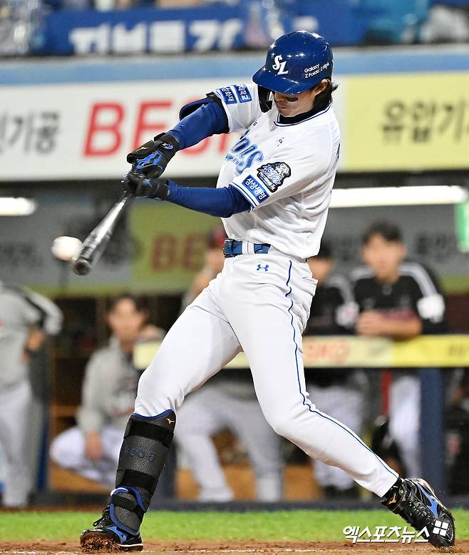 삼성 외야수 구자욱은 15일 대구 삼성라이온즈파크에서 열린 '2024 신한 SOL Bank KBO 포스트시즌' LG와 플레이오프(5전 3승제) 2차전에서 3번타자 좌익수로 선발 출전했다. 1회말 도루 과정에서 왼쪽 무릎을 다쳤다. 병원 검진 결과 왼쪽 무릎 내측 인대 미세 손상 소견을 받았다. 대구, 김한준 기자