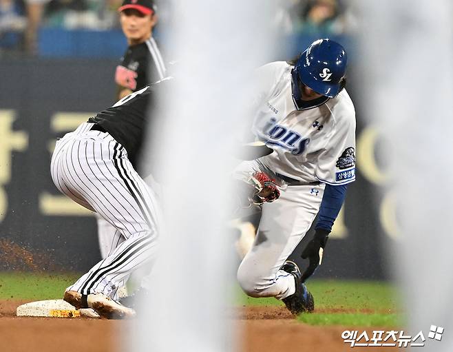 삼성 외야수 구자욱은 15일 대구 삼성라이온즈파크에서 열린 '2024 신한 SOL Bank KBO 포스트시즌' LG와 플레이오프(5전 3승제) 2차전에서 3번타자 좌익수로 선발 출전했다. 1회말 도루 과정에서 왼쪽 무릎을 다쳤다. 병원 검진 결과 왼쪽 무릎 내측 인대 미세 손상 소견을 받았다. 대구, 김한준 기자