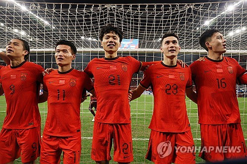 신태용 감독이 이끄는 인도네시아 축구 국가대표팀이 15일(한국시간) 중국 칭다오에 있는 칭다오 유소년 축구 경기장에서 열린 중국과의 2026 국제축구연맹(FIFA) 북중미 월드컵(캐나다-미국-멕시코 공동개최) 아시아 지역 3차 예선 C조 4차전에서 1-2로 패했다.  인도네시아는 앞서 사우디아라비아, 호주, 바레인 등 난적들과 연달아 비기며 승점 3을 챙겼다. 중국은 앞서 3연패를 해 인도네시아가 3차 예선에서 사상 첫 승을 거둘 거란 기대감이 컸다. 하지만 중국의 피지컬에 밀리며 첫 패배를 당했다.  연합뉴스