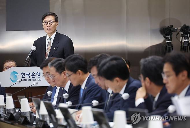 업무 보고하는 이창용 한국은행 총재 (서울=연합뉴스) 신준희 기자 = 이창용 한국은행 총재가 14일 중구 한은 본점에서 열린 국회 기획재정위원회 국정감사에서 업무보고를 하고 있다. 2024.10.14 hama@yna.co.kr