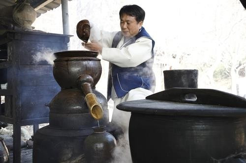 전주 이강주 빚는 조정형 명인 [전주 이강주 제공. 재판매 및 DB 금지