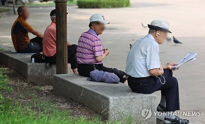 서울 종로구 탑골공원에서 휴식 취하는 노인들 [연합뉴스 자료사진]