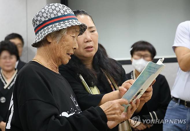 친구에게 전하는 편지 (대구=연합뉴스) 황수빈 기자 = 16일 오후 대구 달서구의 한 장례식장에 차려진 '수니와칠공주' 서무석 할머니의 빈소에서 그의 절친한 친구이자 멤버인 이필선 할머니가 편지를 읽고 있다. 2024.10.16 hsb@yna.co.kr