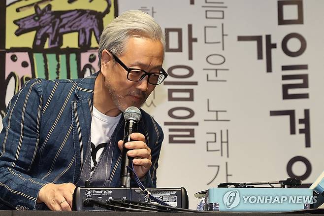 봄여름가을겨울 2집 35주년 기념 앨범 소개하는 김종진 (서울=연합뉴스) 류효림 기자 = 밴드 봄여름가을겨울의 김종진이 16일 오후 서울 마포구 CJ아지트 광흥창에서 열린  봄여름가을겨울 2집 35주년 기념 '35th Anniversary 2024 MIX' 발매 기념 음감회에서 음반 수록곡을 재생하고 있다. 2024.10.16 ryousanta@yna.co.kr