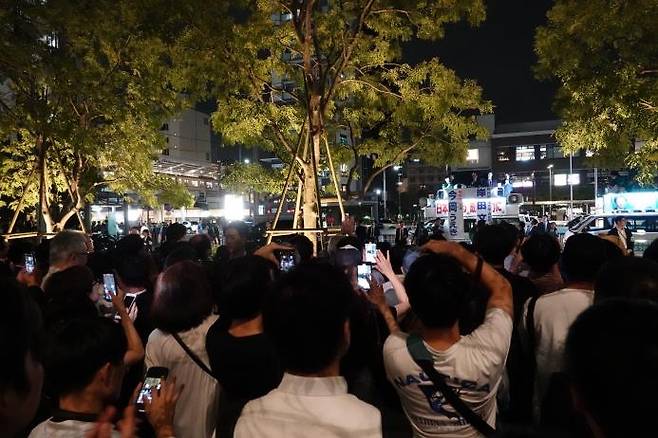 기시다 전 일본 총리 거리 연설 듣는 청중들 (도쿄=연합뉴스) 박성진 특파원 = 기시다 후미오(차량 위) 전 일본 총리가 16일 도쿄에서 열린 총선 거리 유세 현장에서 지원 연설을 하자 청중들이 스마트폰을 꺼내 사진이나 동영상을 찍으며 듣고 있다. 2024.10.16
    sungjinpark@yna.co.kr