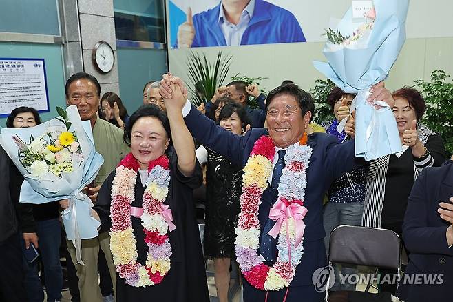 전남 곡성군수에 민주당 조상래 당선 (곡성=연합뉴스) 김혜인 기자 = 10·16 재보궐선거가 치러진 16일 오후 전남 곡성군 곡성읍 선거사무실에서 더불어민주당 조상래 후보가 당선 소식을 듣고 기뻐하고 있다. 2024.10.16 in@yna.co.kr