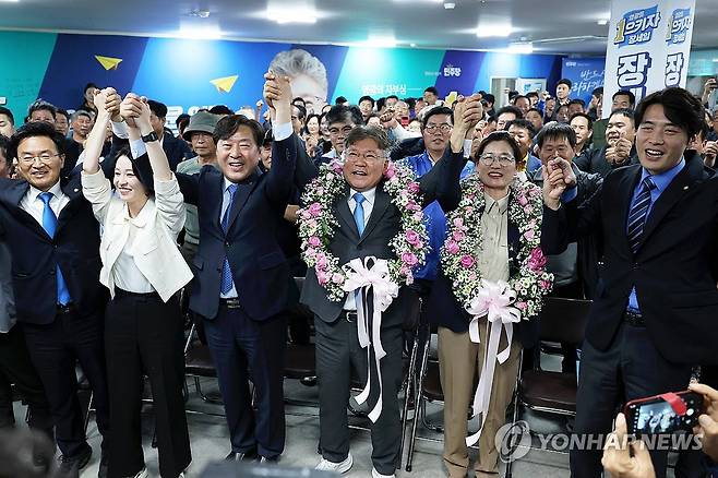 인사하는 민주당 장세일 후보 (영광=연합뉴스) 조남수 기자 = 10ㆍ16 재ㆍ보궐선거가 실시된 16일 오후 전남 영광군수 재선거에서 당선이 확실시된 더불어민주당 장세일 후보가 배우자 정수미 씨와 영광읍 선거사무소에서 지지자에게 인사하고 있다. 2024.10.16 iso64@yna.co.kr