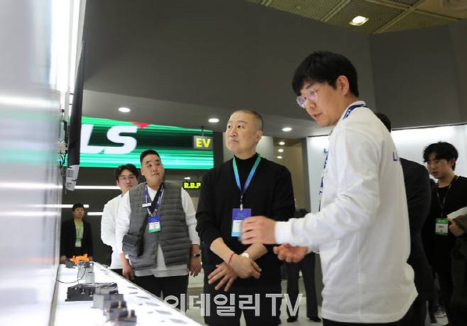 구자은 LS그룹 회장이 3월 서울 강남 코엑스에서 열린 '인터배터리 2024'에 참석해 LS 부스를 방문해 LS이모빌리티솔루션 직원으로부터 설명을 듣고 있다. LS 제공.