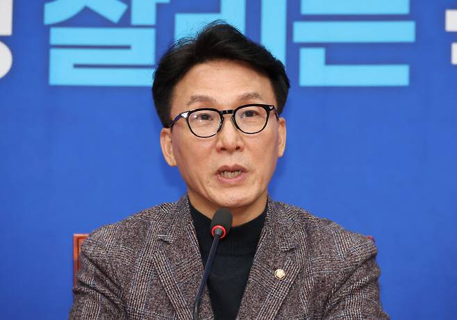 김민석 더불어민주당 최고위원이 13일 오전 국회에서 열린 기자간담회에서 발언하고 있다.(사진=연합뉴스)