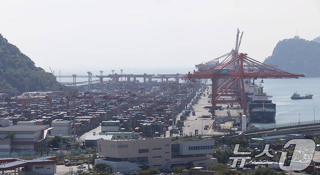 8일 부산항 신선대부두에 컨테이너가 가득 쌓여 있다. 2024.10.8/뉴스1 ⓒ News1 윤일지 기자