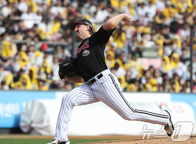 9일 오후 경기 수원시 장안구 KT위즈파크에서 열린 프로야구 '2024 신한 SOL 뱅크 KBO 포스트시즌' 준플레이오프 4차전 LG 트윈스와 KT 위즈의 경기, 1회말 LG 선발투수 엔스가 공을 던지고 있다. 2024.10.9/뉴스1 ⓒ News1 김영운 기자