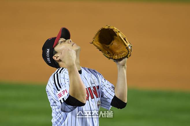 LG 선발투수 임찬규가 17일 잠실야구장에서 열린 삼성과 2024 KBO 플레이오프 3차전 5회 투구 후 덕아웃으로 들어오고 있다.  2024. 10. 17. 잠실 | 최승섭기자 thunder@sportsseoul.com