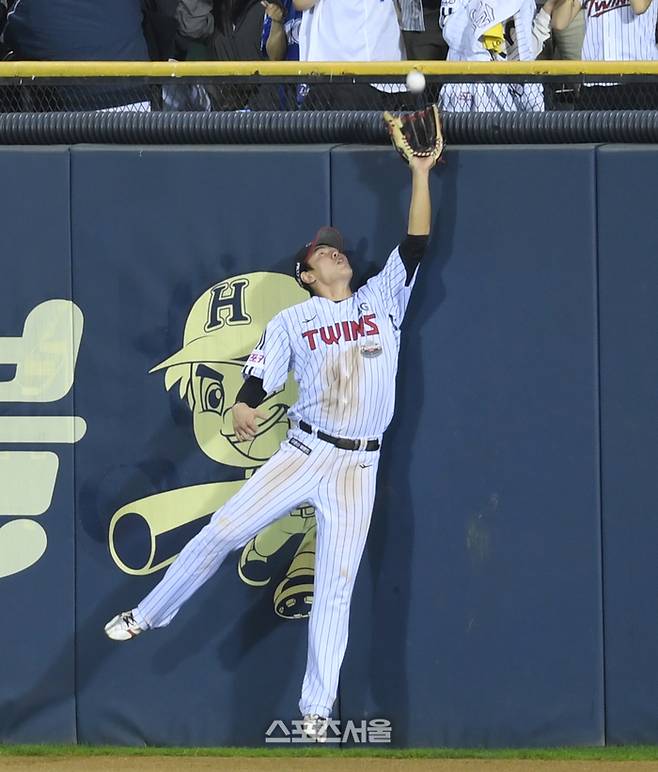 LG 우익수 홍창기가 17일 잠실구장에서 열린 삼성과 2024 KBO 플레이오프 3차전에서 6회초 윤정빈의 타구를 펜스에 부딪히며 잡아내고 있다. 잠실 | 최승섭기자 thunder@sportsseoul.com