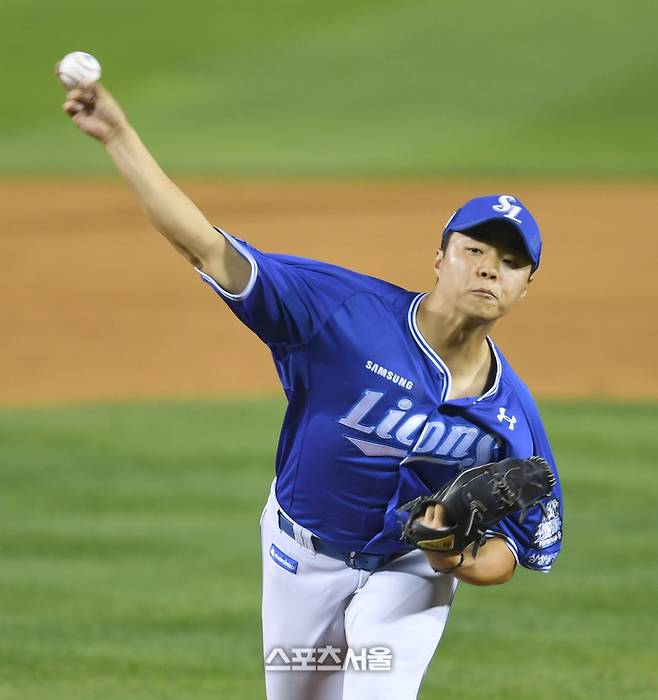 삼성 투수 김윤수가 17일 잠실야구장에서 열린 LG와 2024 KBO 플레이오프 3차전에서 5회말 등판해 역투하고 있다. 잠실 | 최승섭기자 thunder@sportsseoul.com