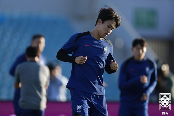 엄지성이 요르단과의 2026 국제축구연맹(FIFA) 북중미 월드컵 아시아 3차 예선을 앞둔 하루 전날 암만국제경기장에서 공식 훈련 중이다. 사진┃대한축구협회