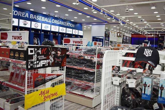 “Is there anywhere to buy Korean baseball goods?” There is an answer to the curiosity of Japanese baseball fans that cannot be found in Tokyo either.[무로이칼럼]