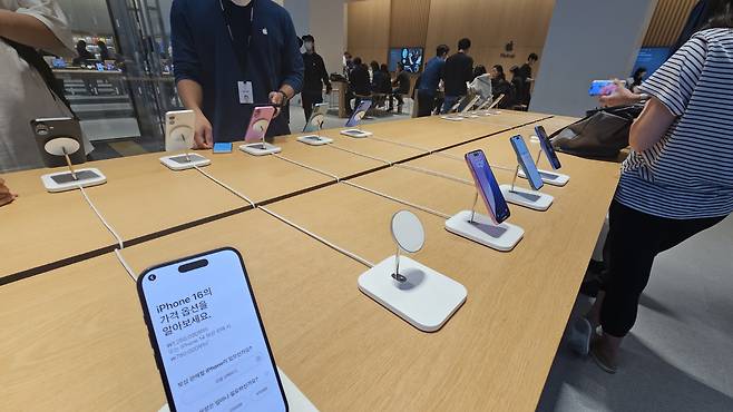 ◇애플스토어 강남은 스마트폰을 비롯해 태블릿PC, 노트북을 비롯해 다양한 IT 주변기기를 각 구역별로 전시를 하고 있다. 각 제품 전시 공간에는 매장 직원이 제품 기능 설명과 함께 이용 방법 등을 설명하고, 자유로운 제품 체험을 돕는다.