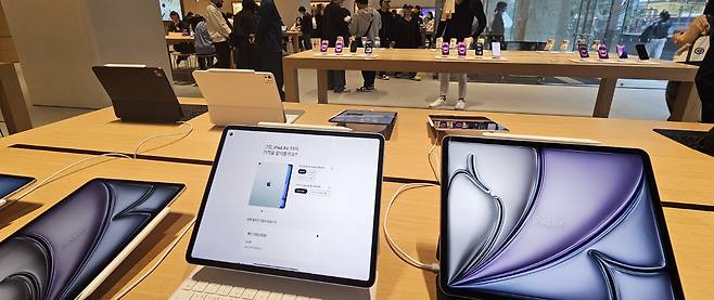 ◇애플스토어 강남은 스마트폰, 태블릿PC, 노트북을 비롯해 다양한 IT 주변기기를 각 구역별로 전시를 하고 있고 많은 이용객이 다양한 제품을 체험하고 있었다. 사진=김세형.