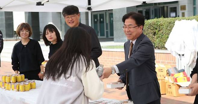 성한기 총장과 총학생회, NH농협 경북 경산시지부 관계자들이 16일 중간고사를 앞둔 학생들에게 떡과 식혜, 캔커피를 나눠주며 응원하고 있다.